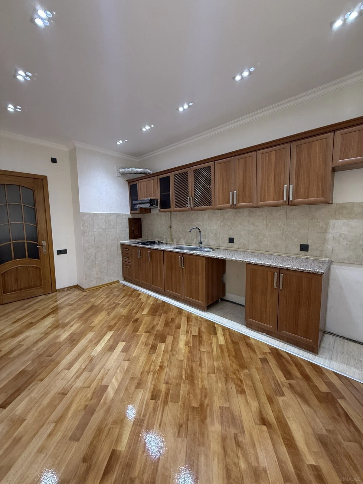 Satılır 3 otaqlı mənzil 121 m²