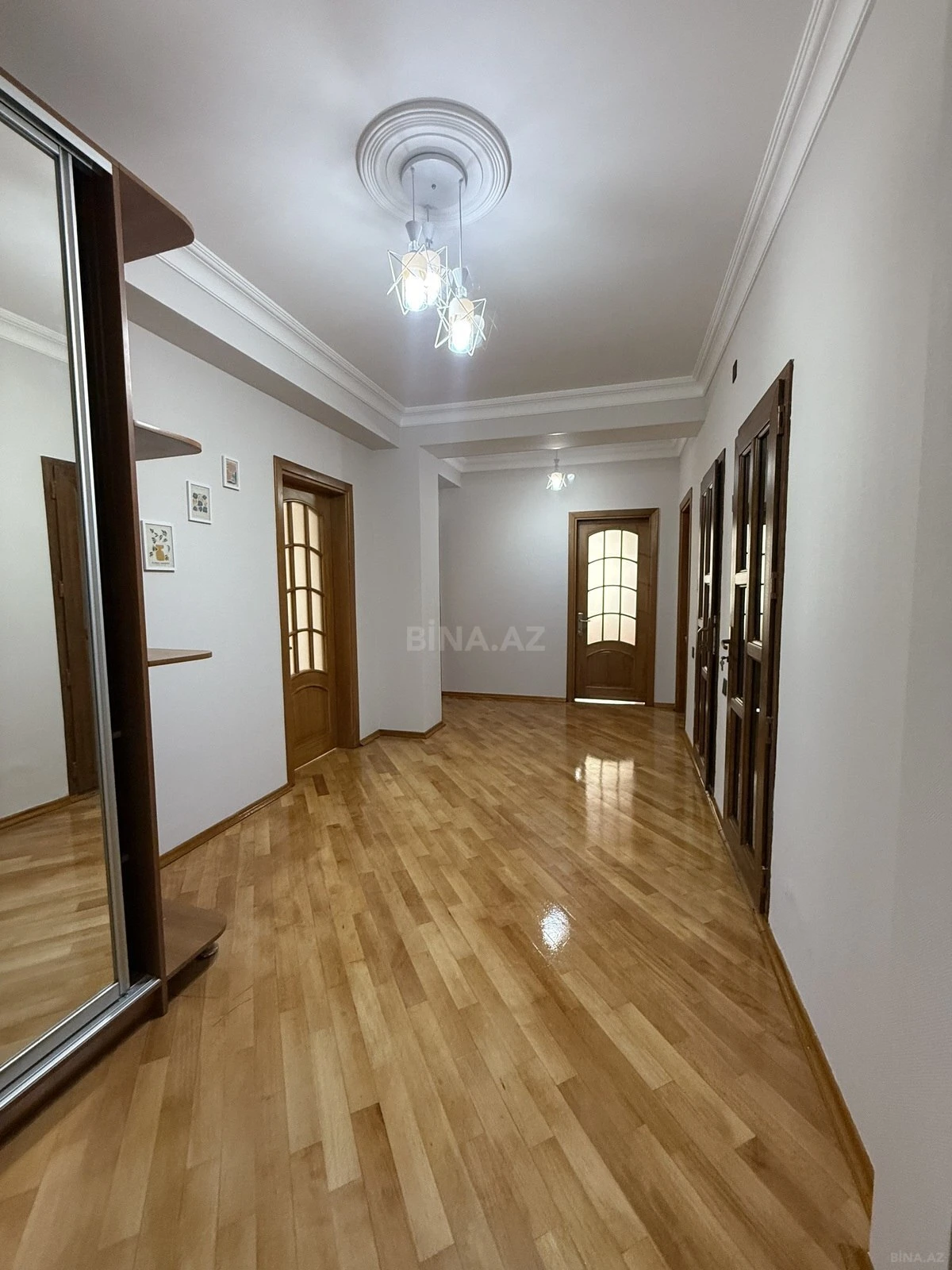 Satılır 3 otaqlı mənzil 121 m²