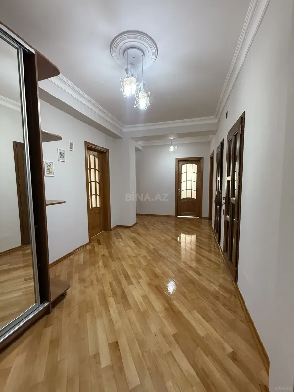 Satılır 3 otaqlı mənzil 121 m²