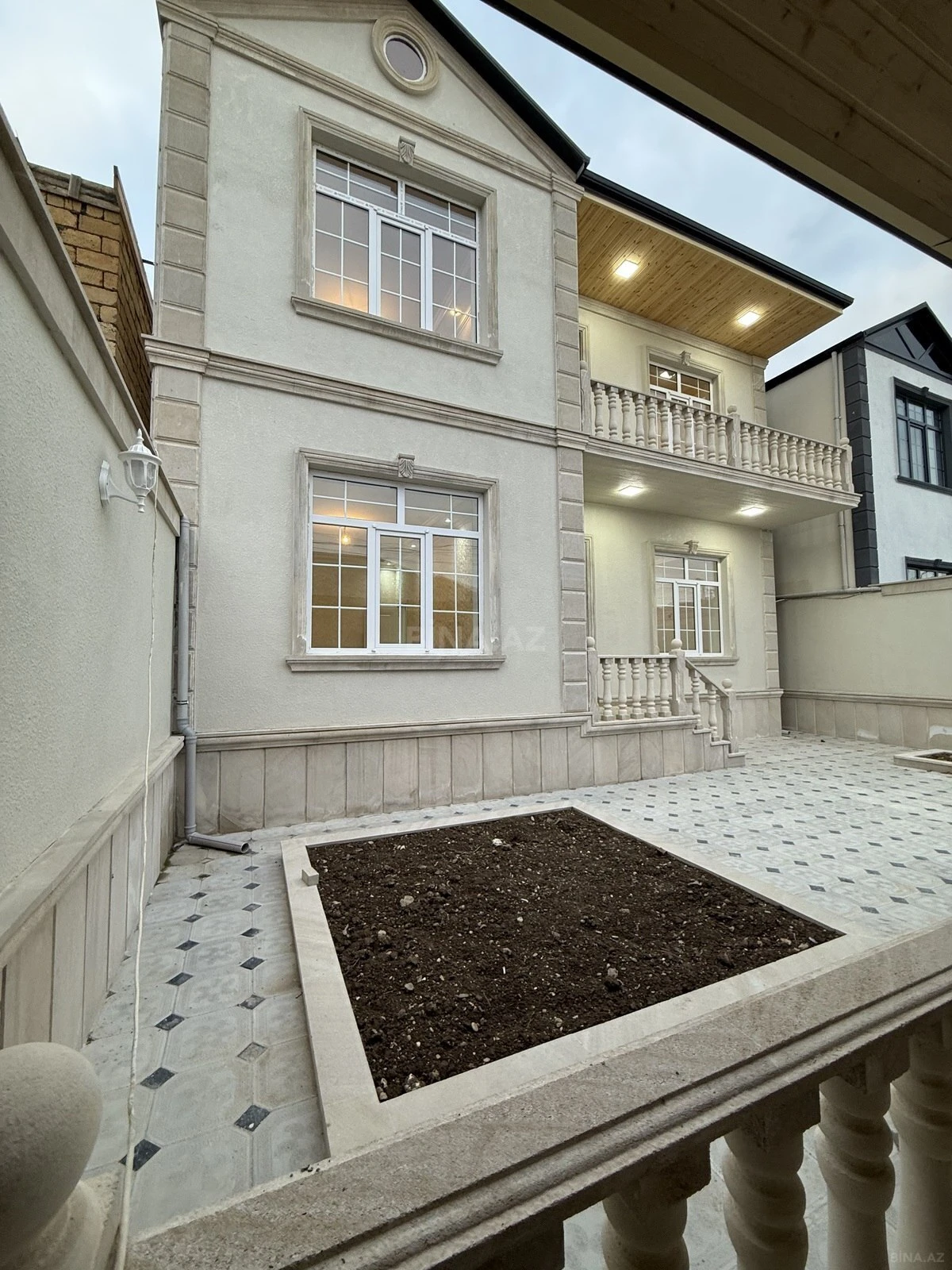 Satılır 5 otaqlı həyət evi 200 m²