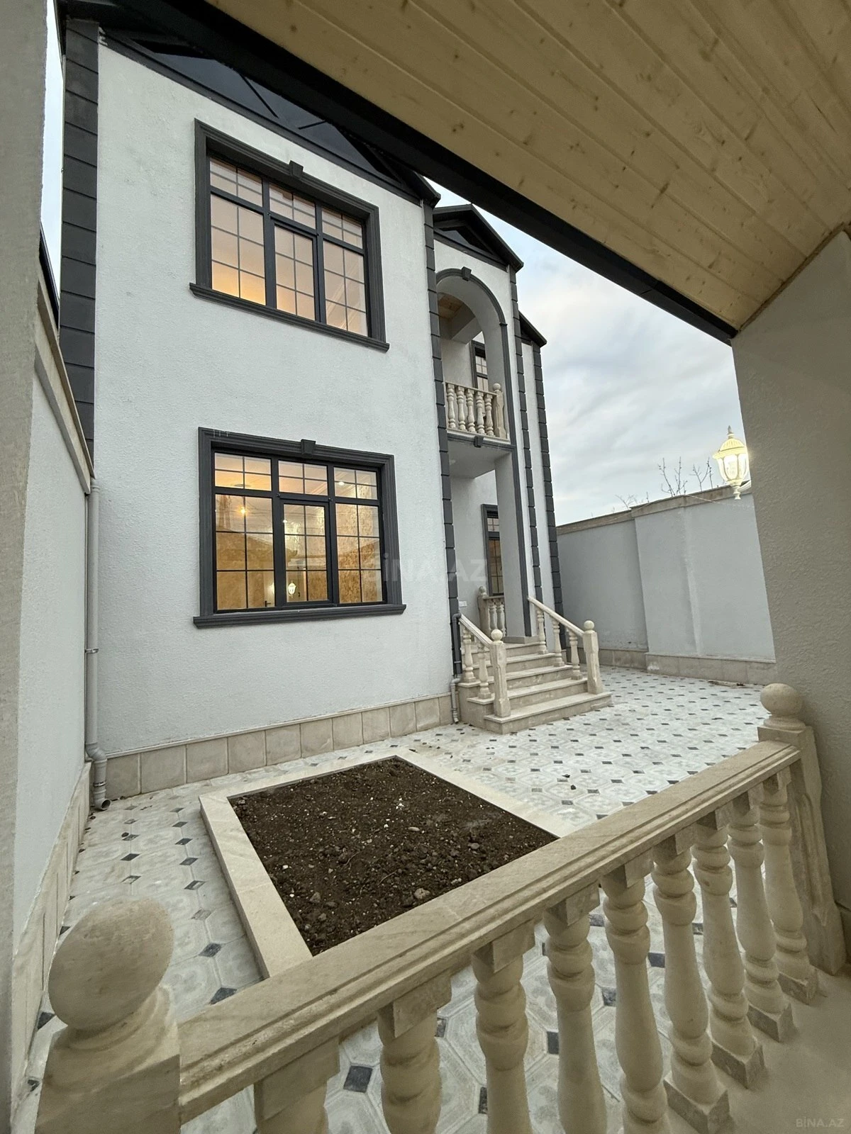 Satılır 5 otaqlı həyət evi 180 m²