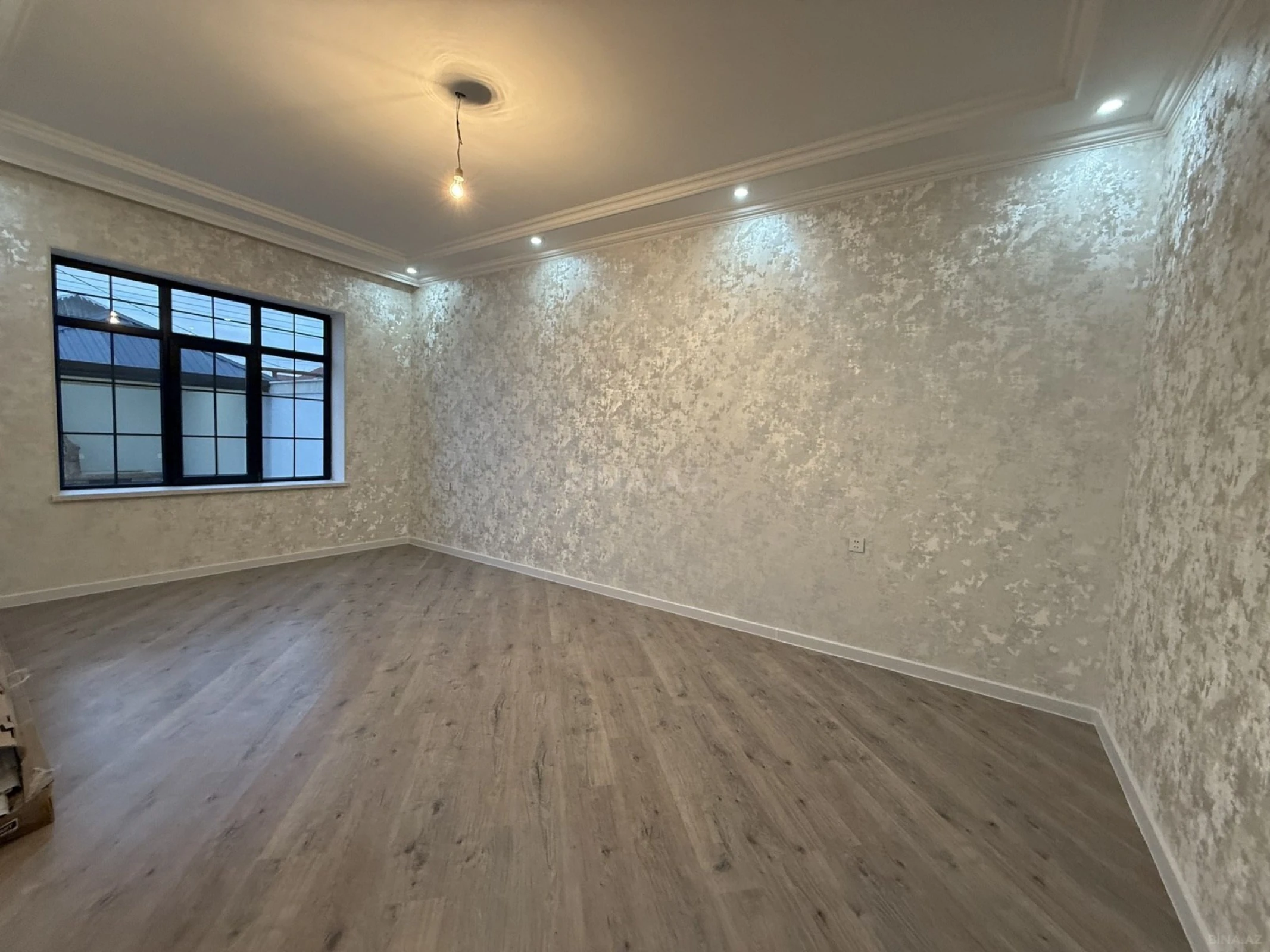 Satılır 5 otaqlı həyət evi 180 m²