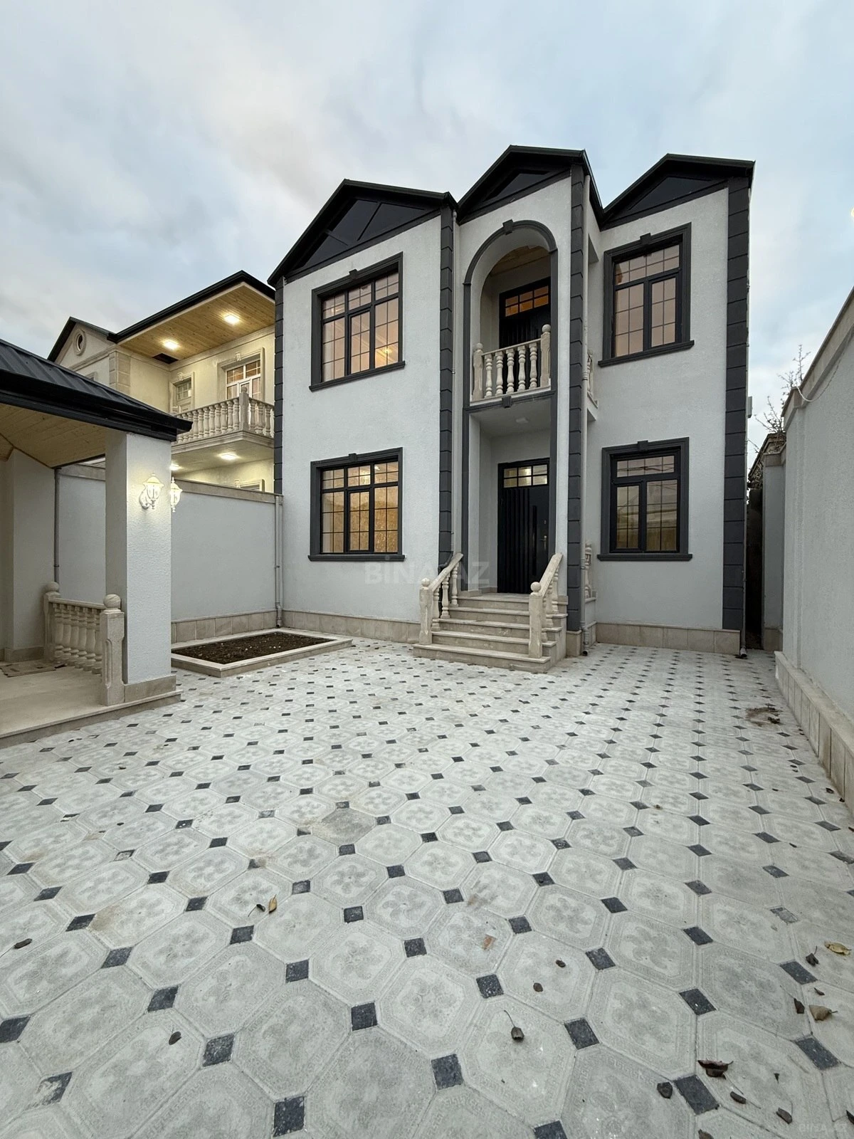 Satılır 5 otaqlı həyət evi 180 m²