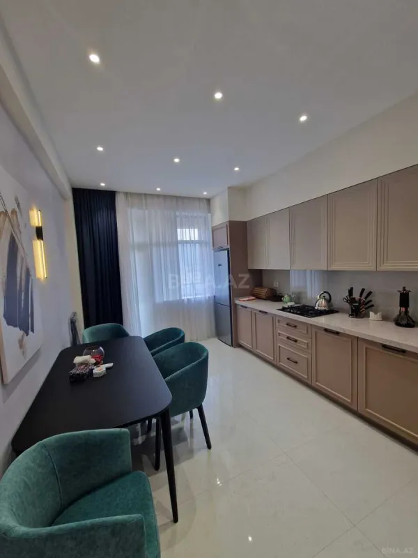 Kirayə verilir 3 otaqlı mənzil 180 m²