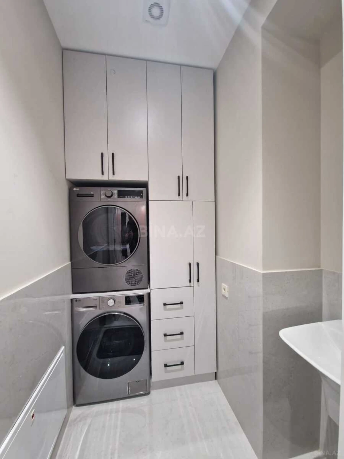 Kirayə verilir 3 otaqlı mənzil 180 m²