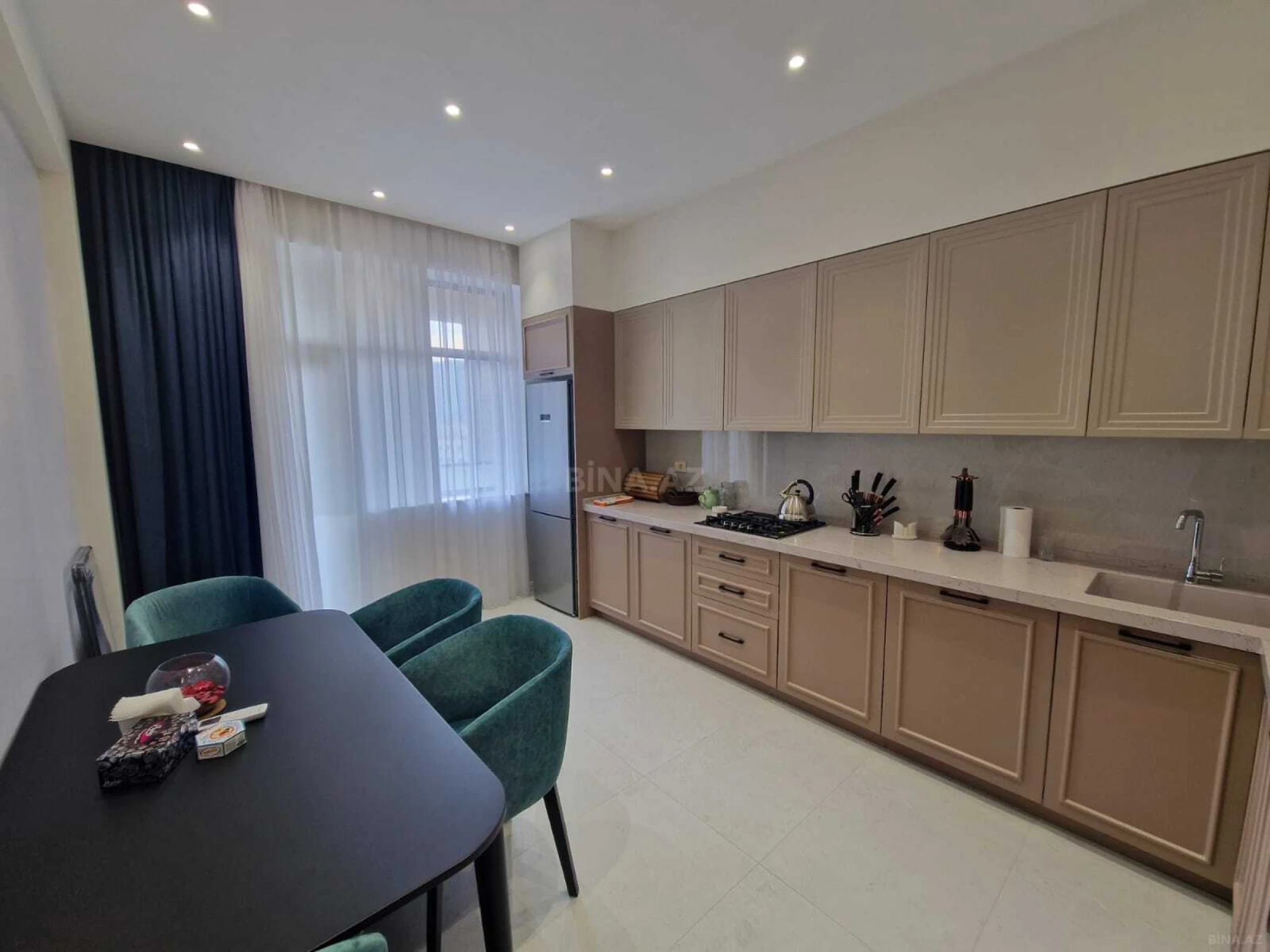 Kirayə verilir 3 otaqlı mənzil 180 m²