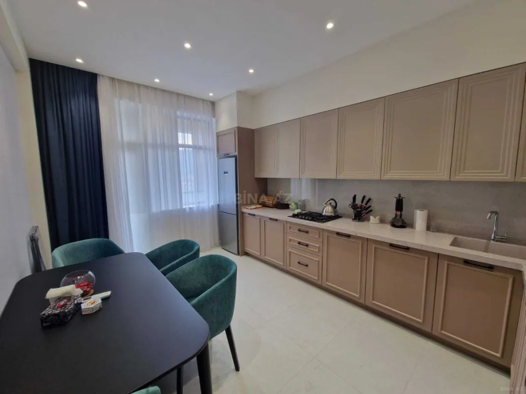 Kirayə verilir 3 otaqlı mənzil 180 m²