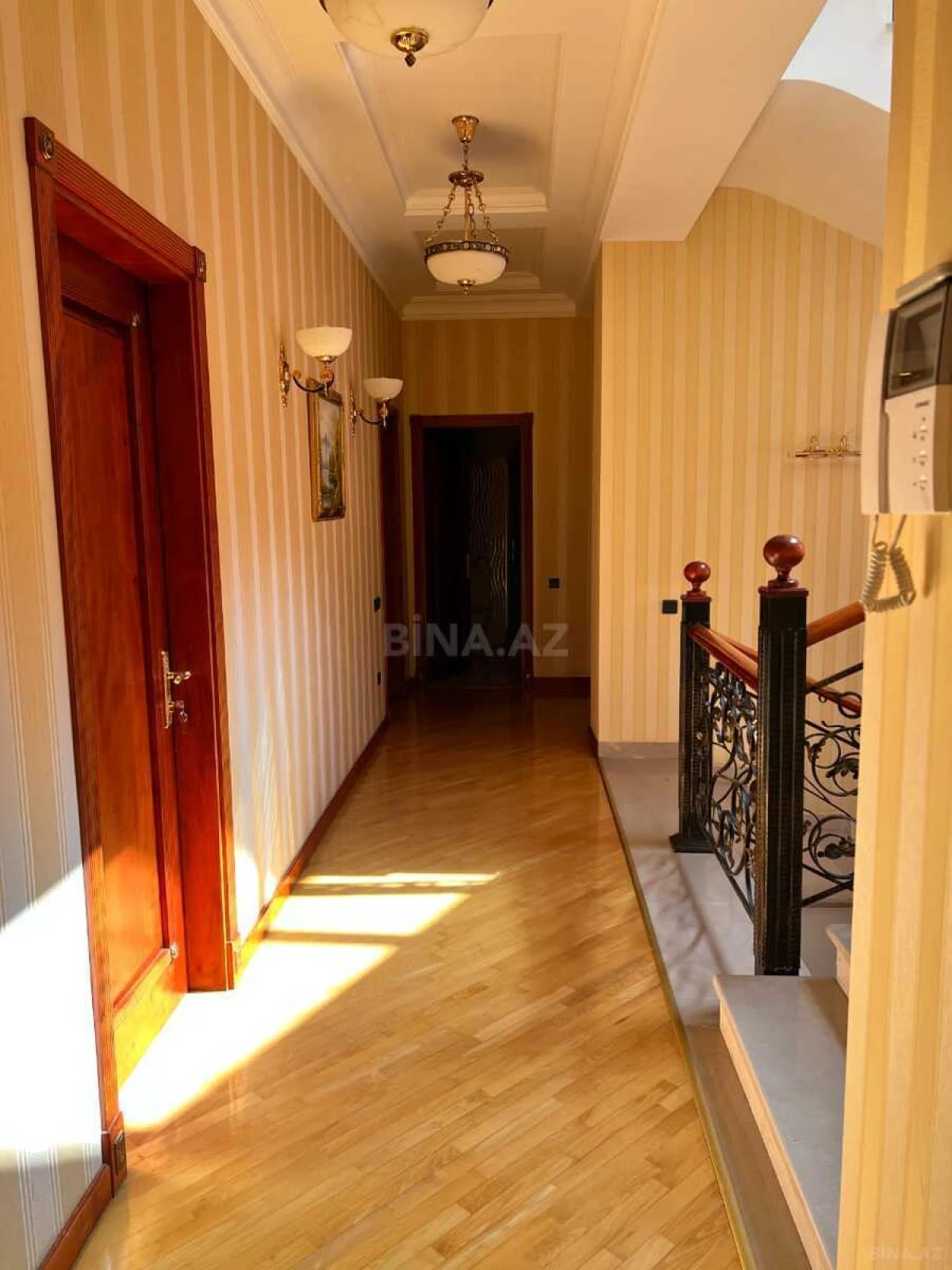 Satılır 8 otaqlı həyət evi 550 m²