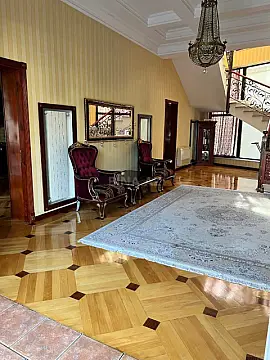 Satılır 8 otaqlı həyət evi 550 m²