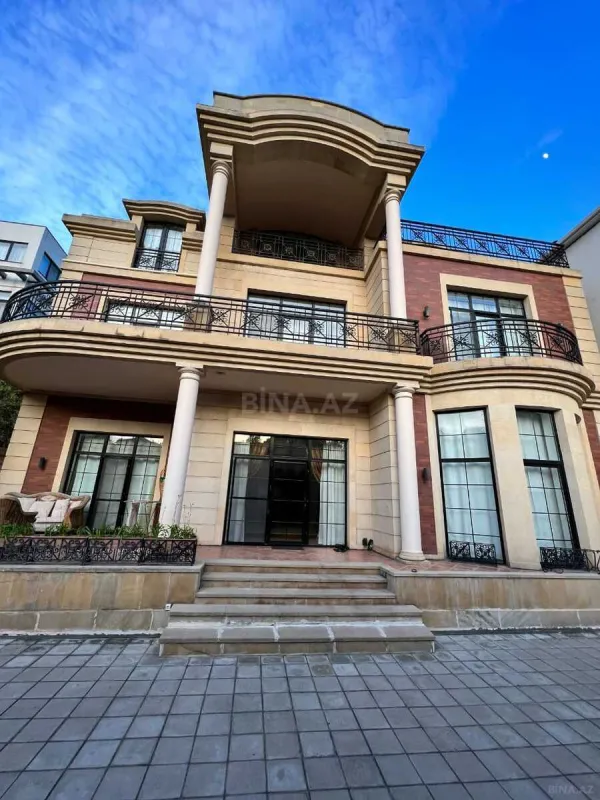 Satılır 8 otaqlı həyət evi 550 m²