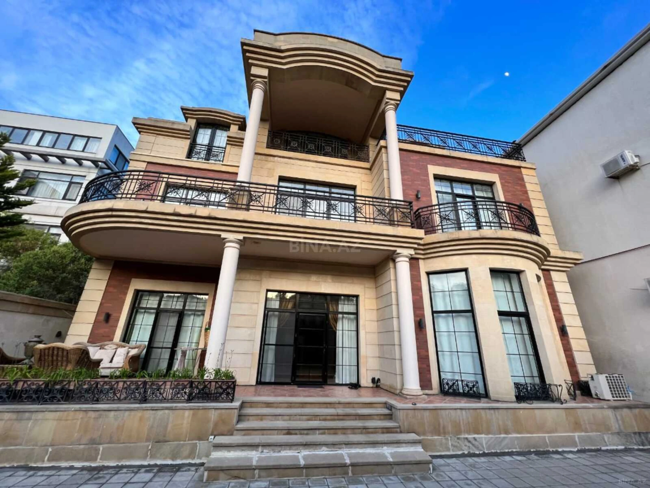 Satılır 8 otaqlı həyət evi 550 m²