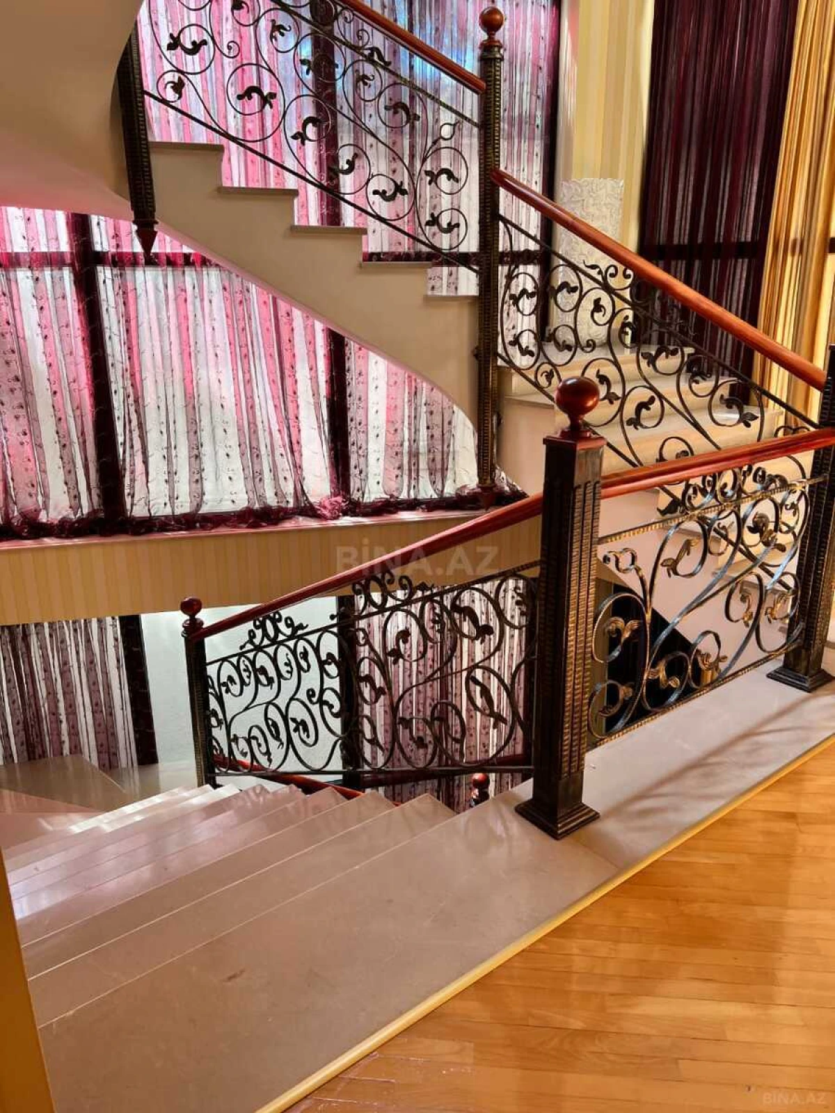 Satılır 8 otaqlı həyət evi 550 m²