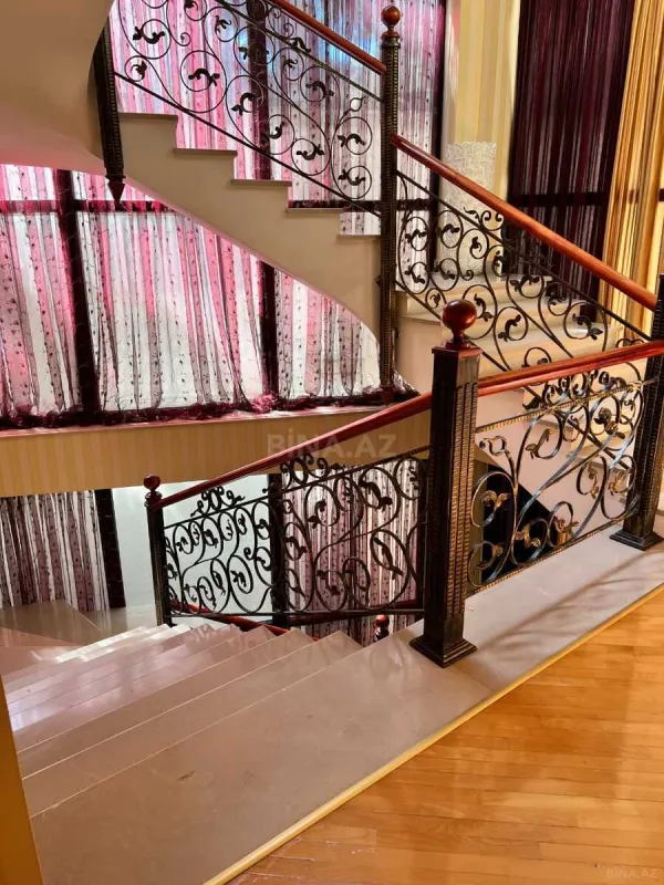 Satılır 8 otaqlı həyət evi 550 m²