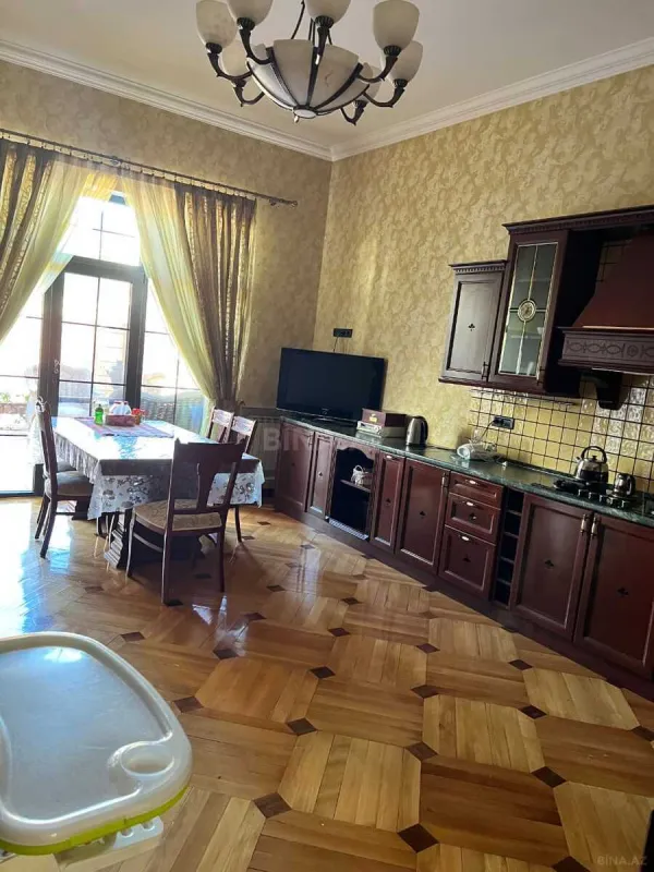 Satılır 8 otaqlı həyət evi 550 m²