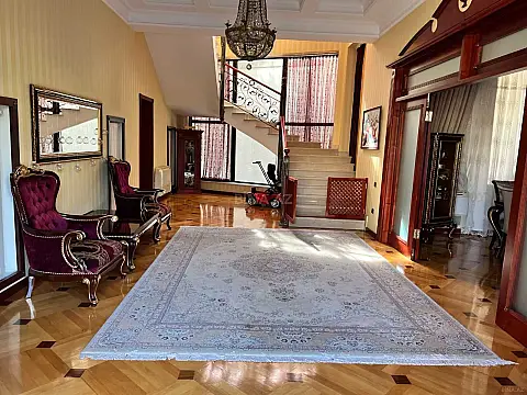 Satılır 8 otaqlı həyət evi 550 m²