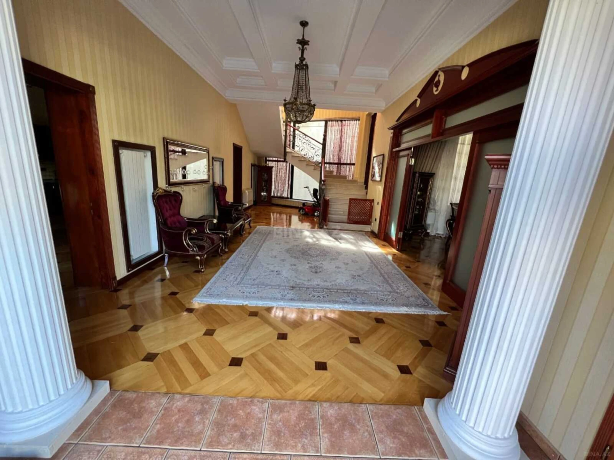 Satılır 8 otaqlı həyət evi 550 m²