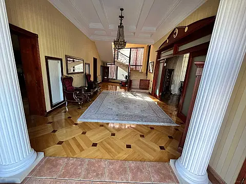 Satılır 8 otaqlı həyət evi 550 m²