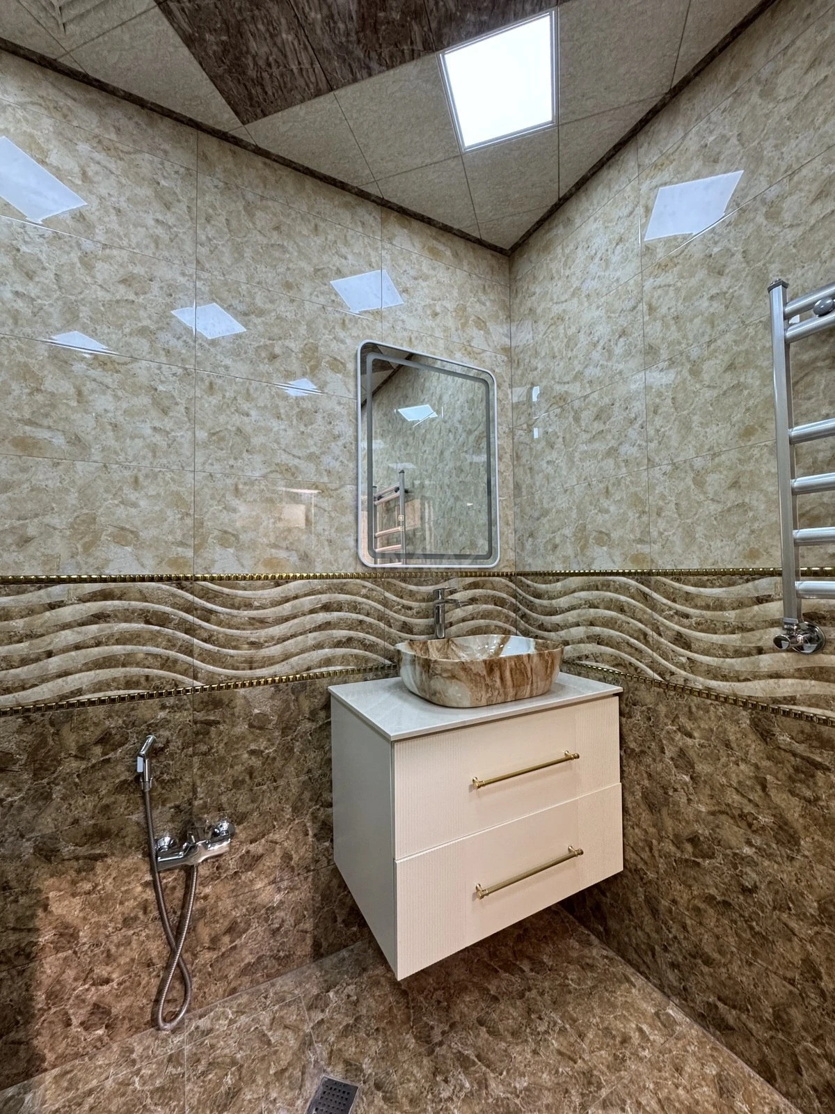 Satılır 3 otaqlı mənzil 145 m²