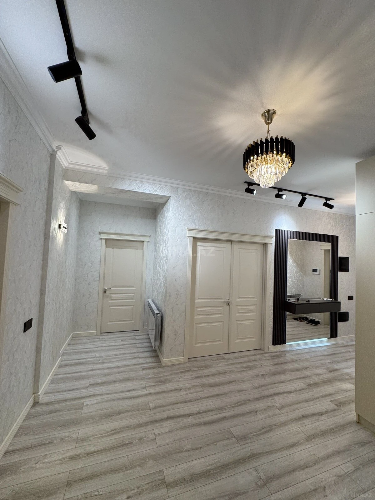 Satılır 3 otaqlı mənzil 145 m²