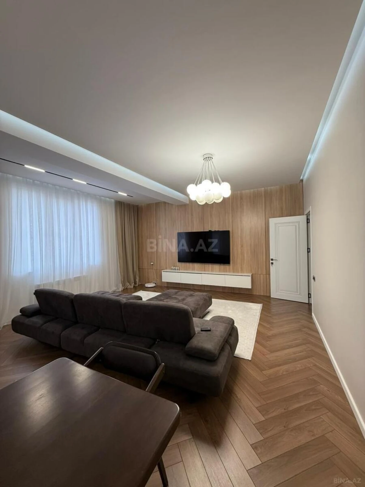Satılır 3 otaqlı mənzil 131 m²
