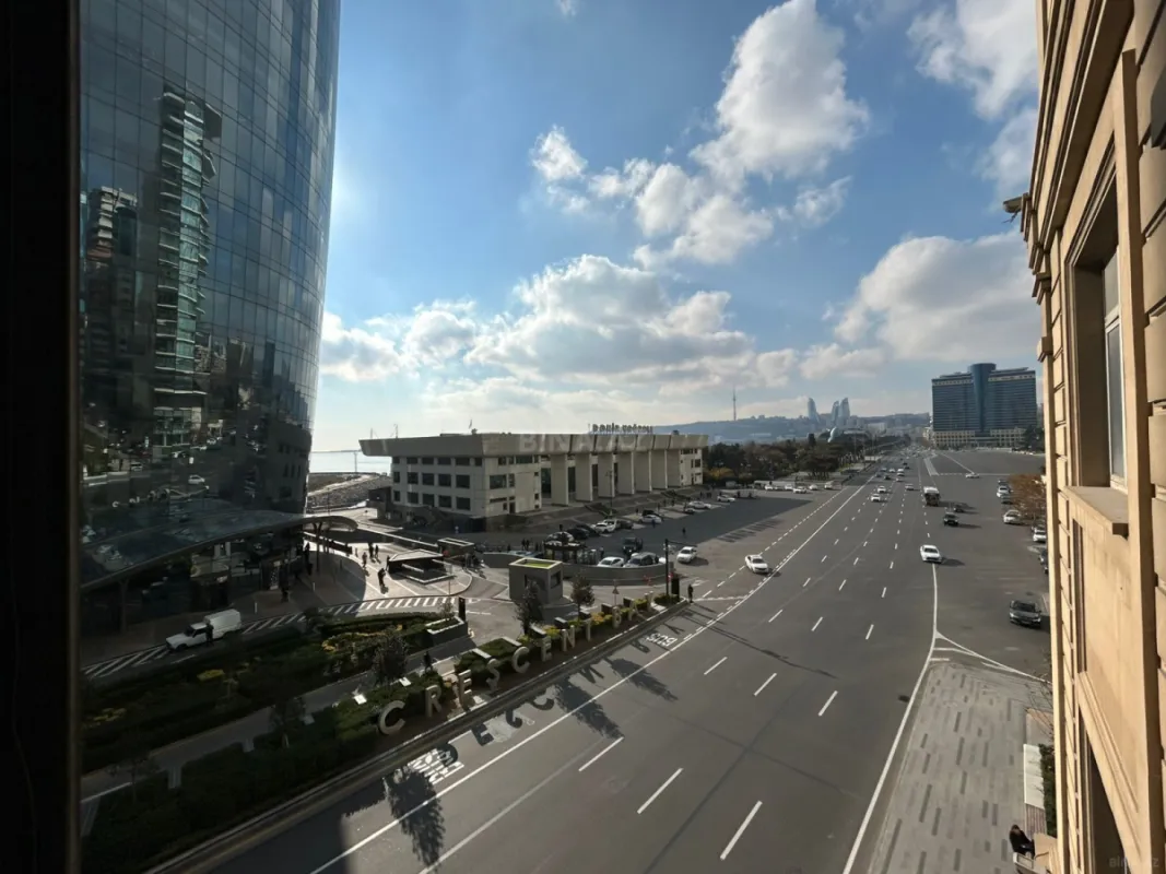 Satılır 7 otaqlı mənzil 369.9 m²