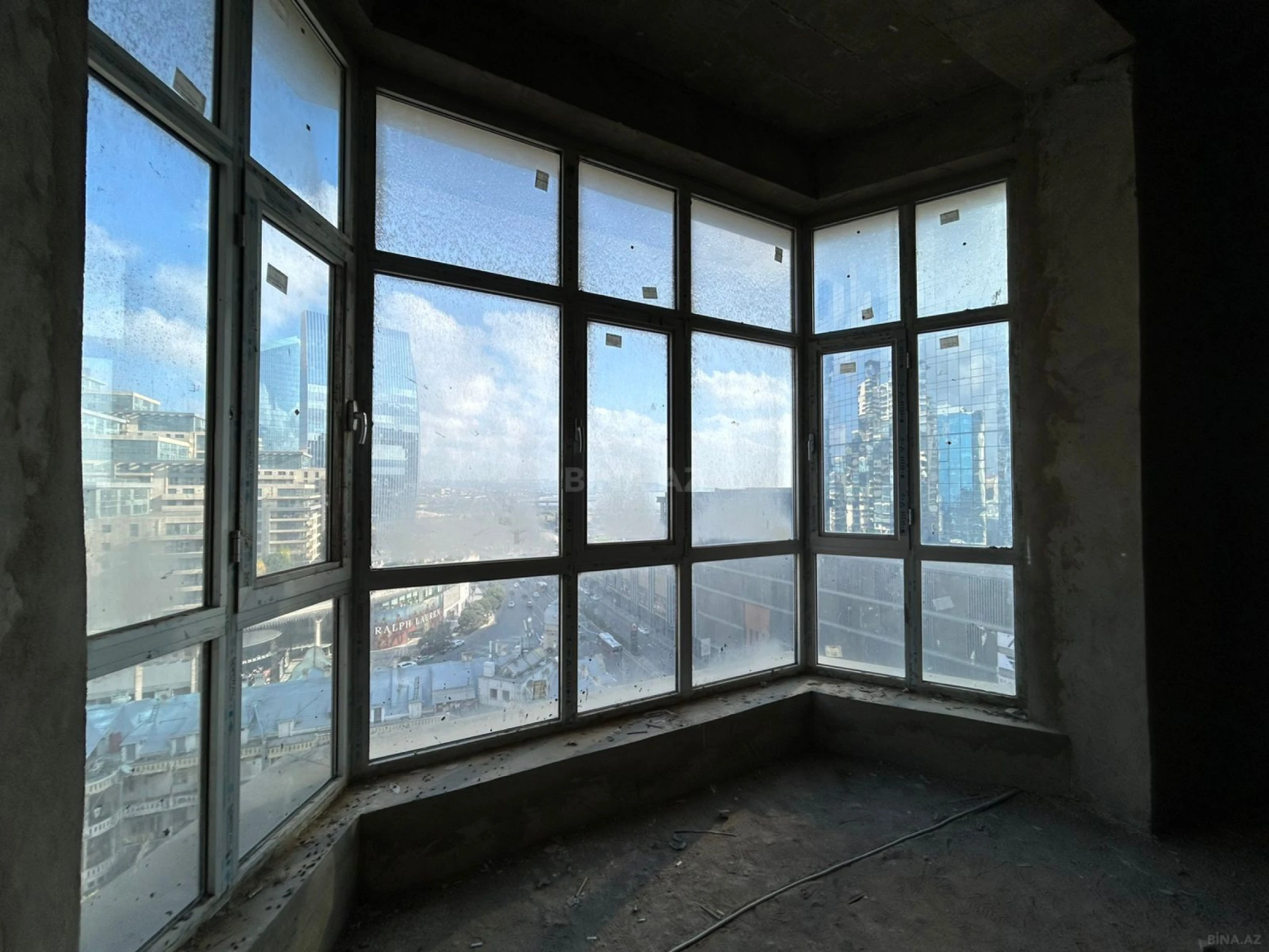 Satılır 7 otaqlı mənzil 369.9 m²