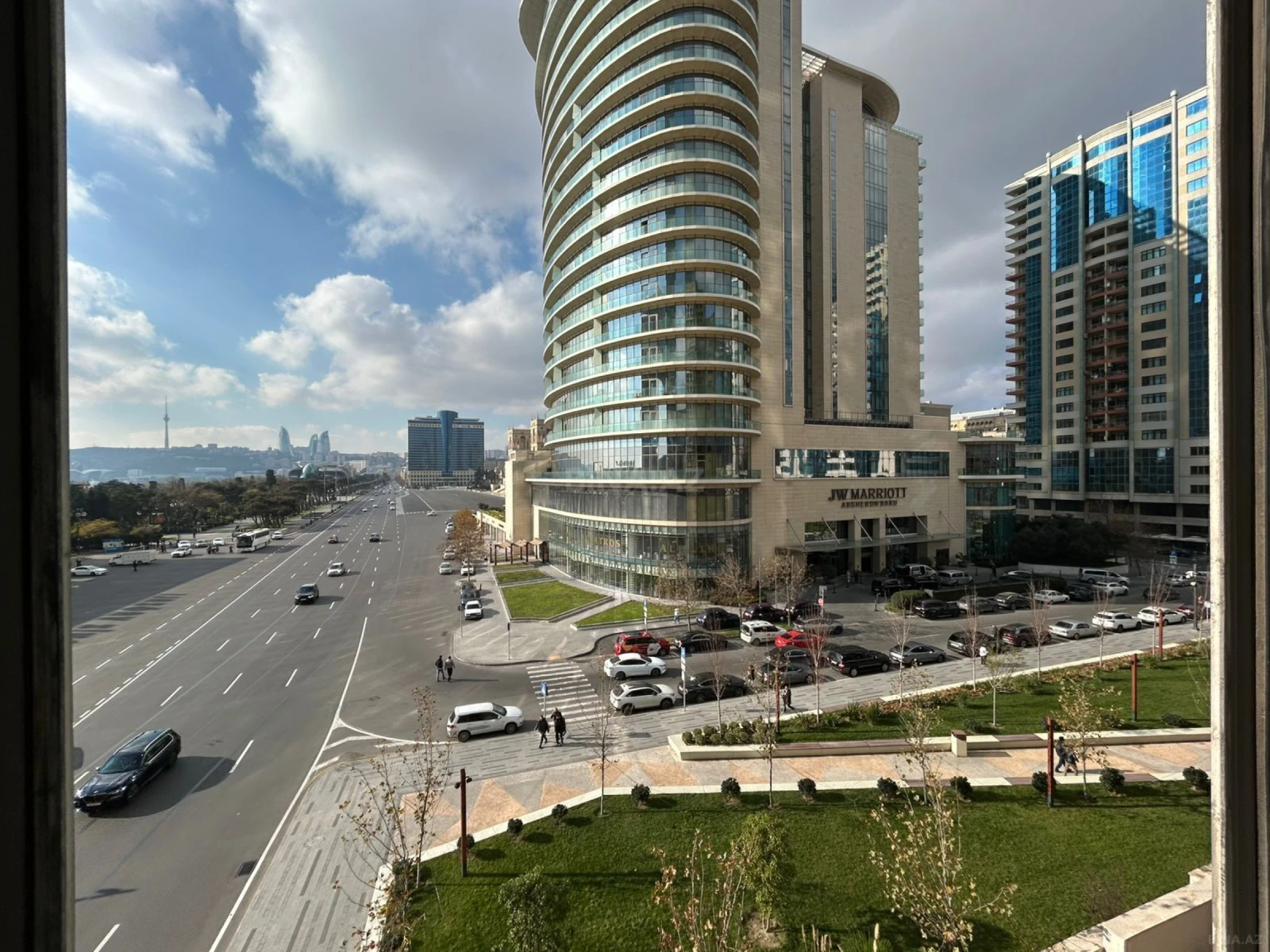 Satılır 7 otaqlı mənzil 369.9 m²
