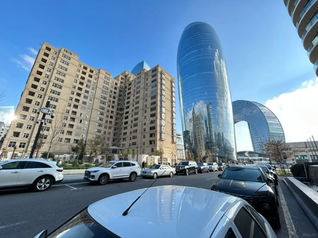 Satılır 7 otaqlı mənzil 369.9 m²