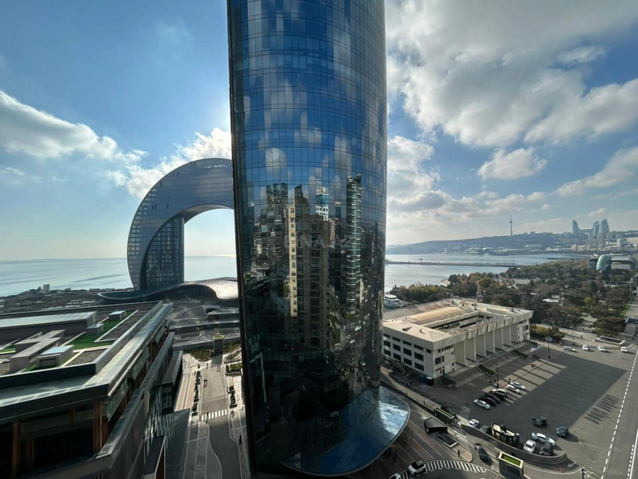 Satılır 7 otaqlı mənzil 369.9 m²