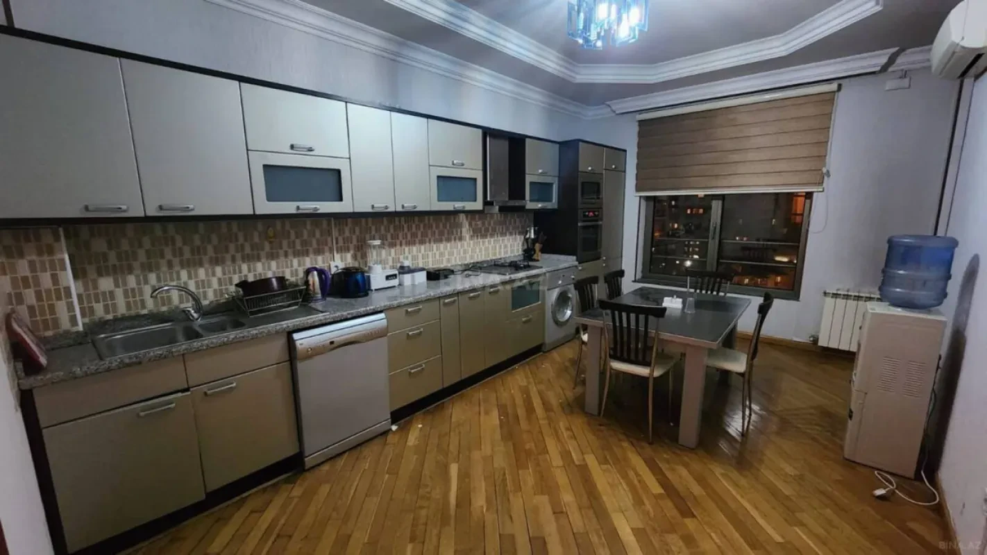 Satılır 4 otaqlı mənzil 215 m²