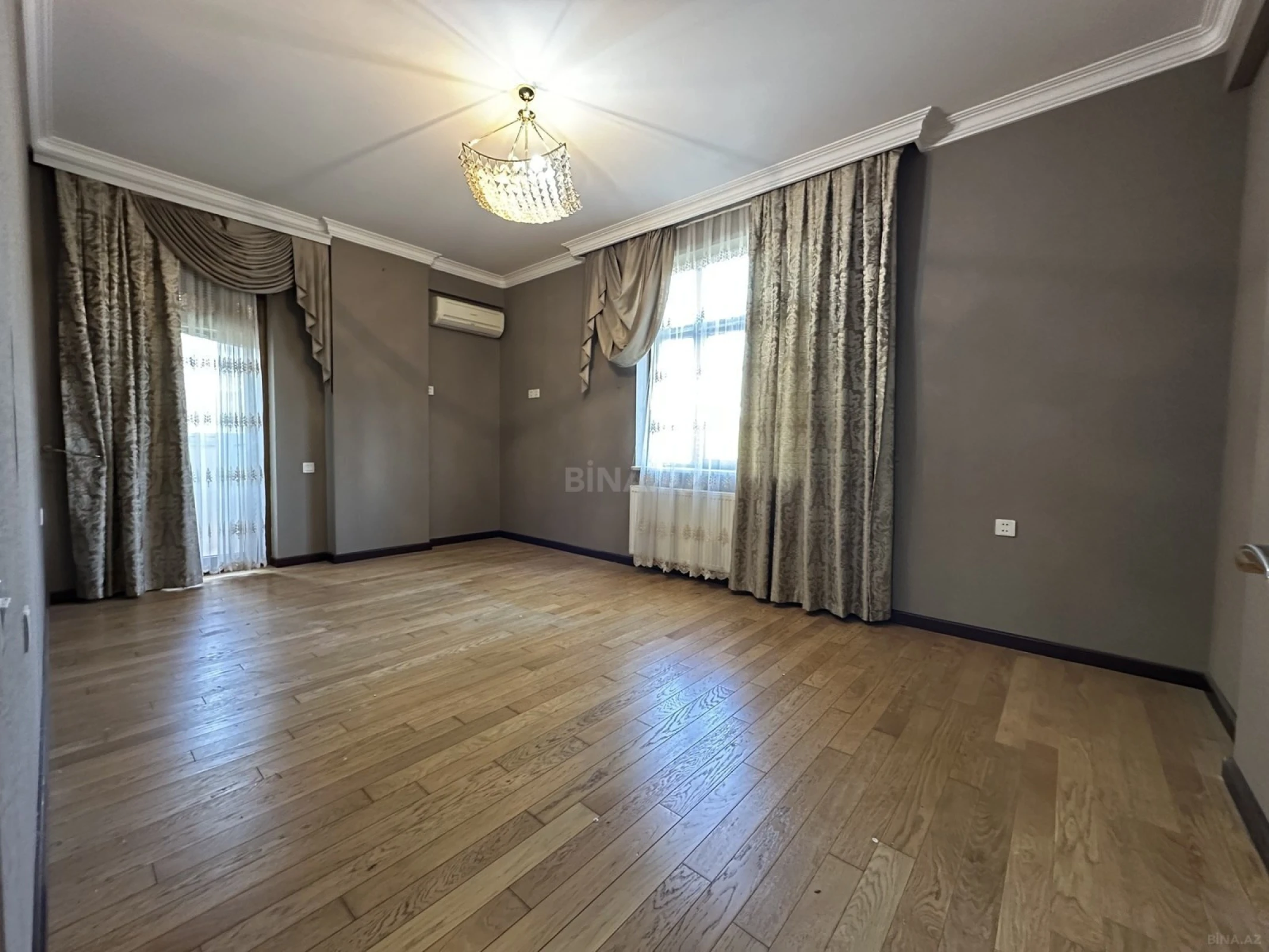 Satılır 3 otaqlı mənzil 145 m²