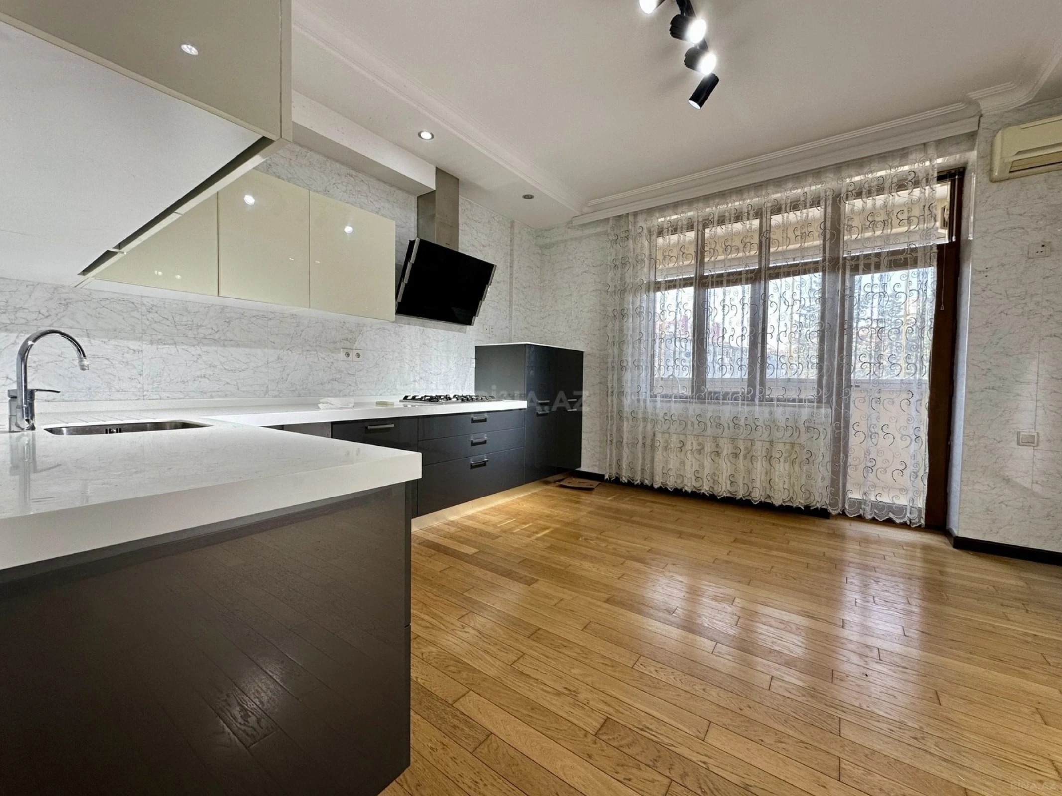 Satılır 3 otaqlı mənzil 145 m²