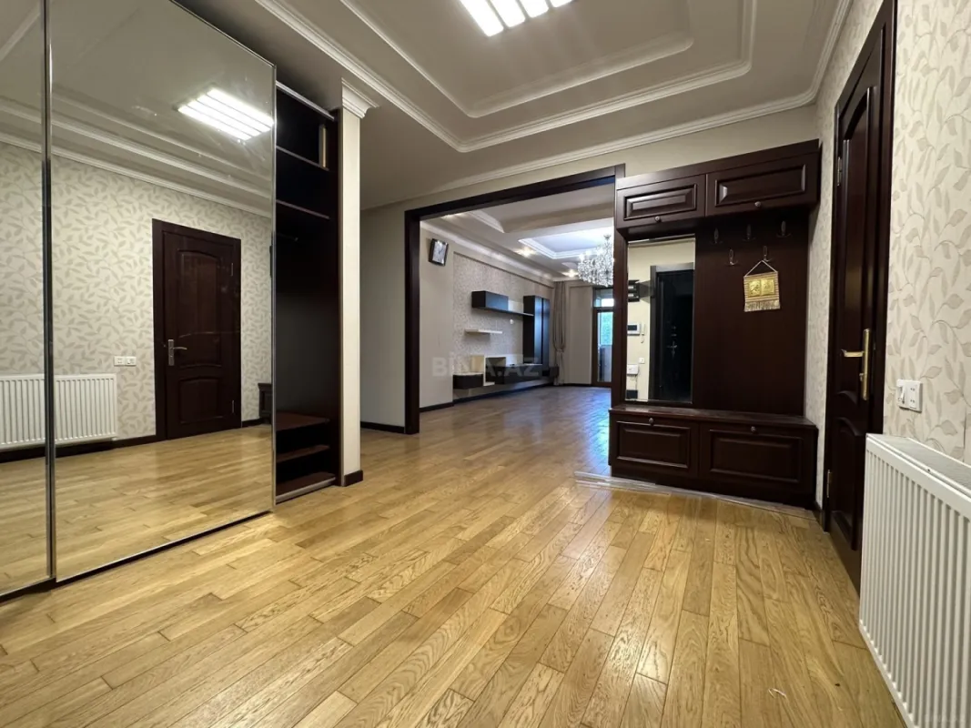Satılır 3 otaqlı mənzil 145 m²