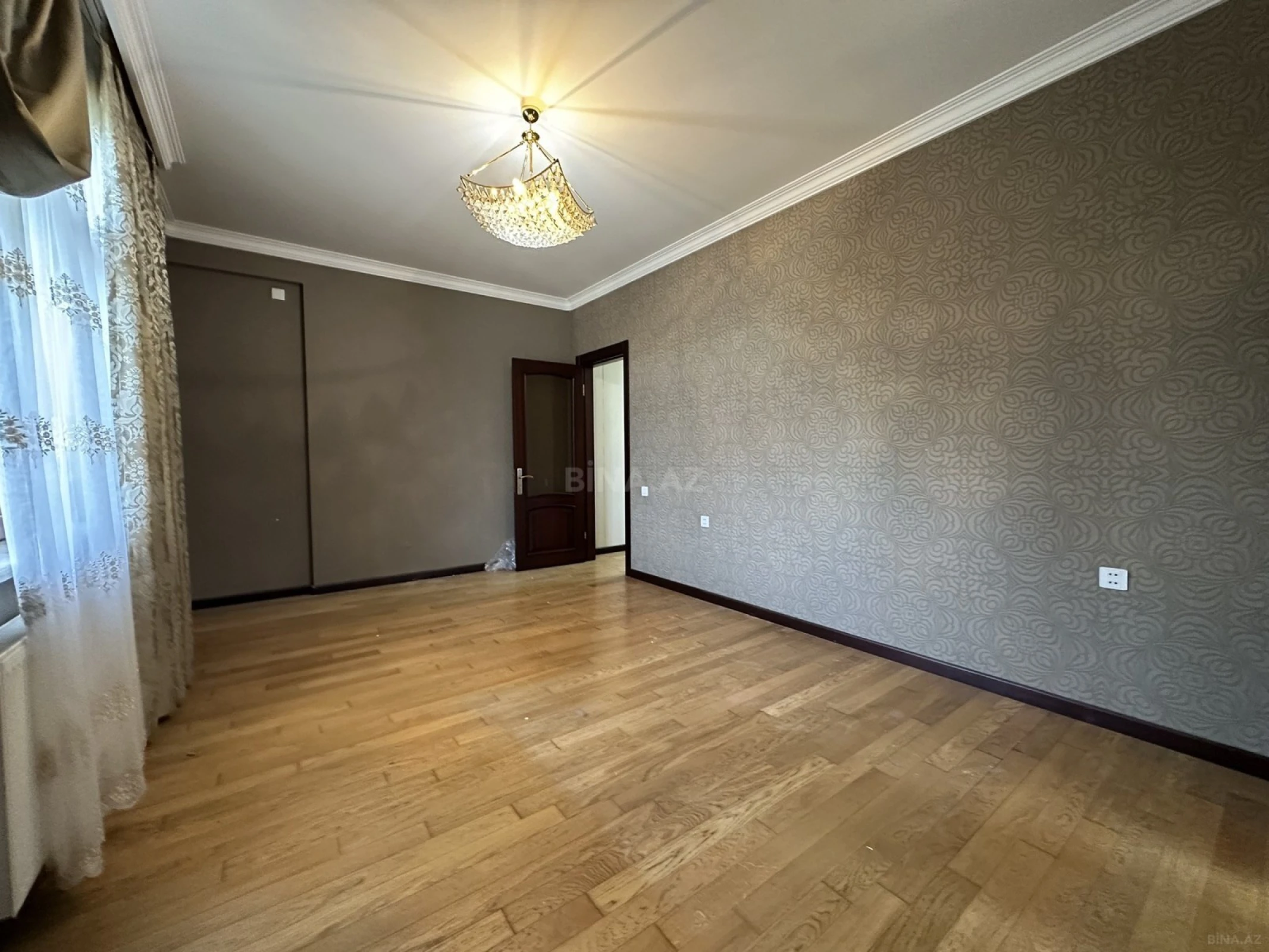 Satılır 3 otaqlı mənzil 145 m²