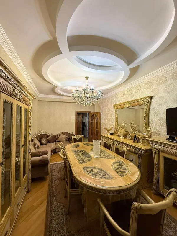 Satılır 3 otaqlı mənzil 134 m²