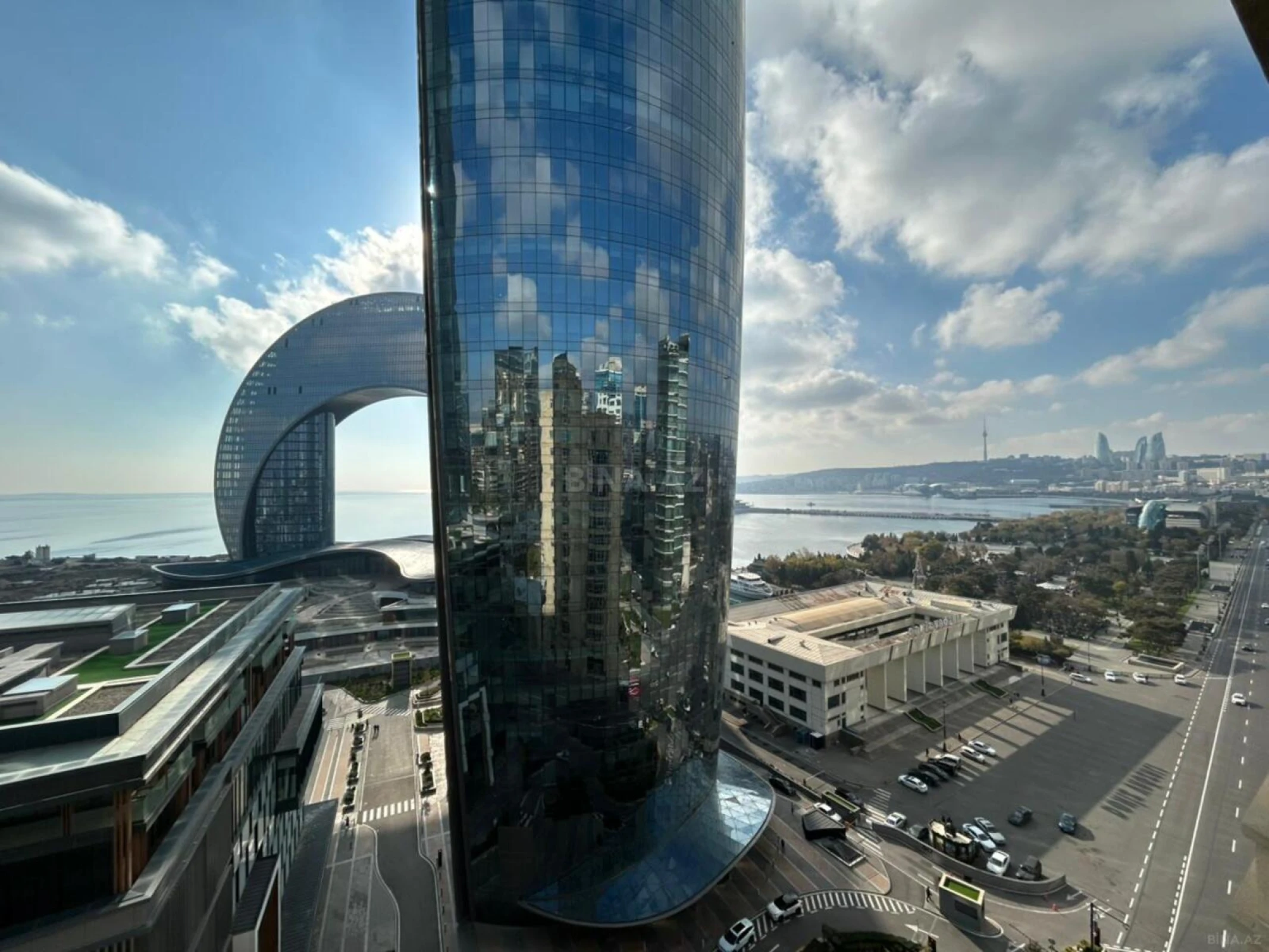 Satılır 4 otaqlı mənzil 241 m²