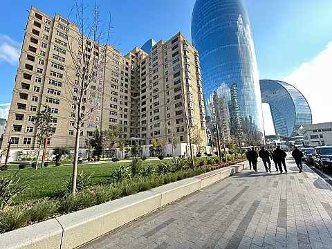 Satılır 4 otaqlı mənzil 241 m²