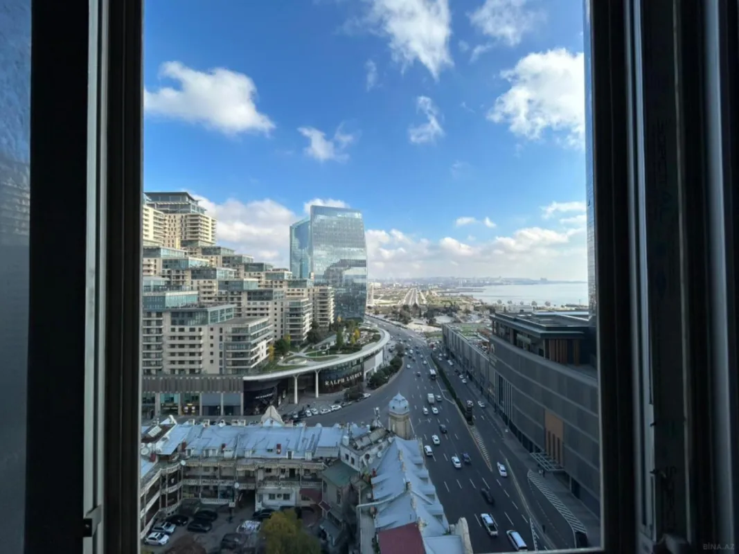 Satılır 4 otaqlı mənzil 241 m²