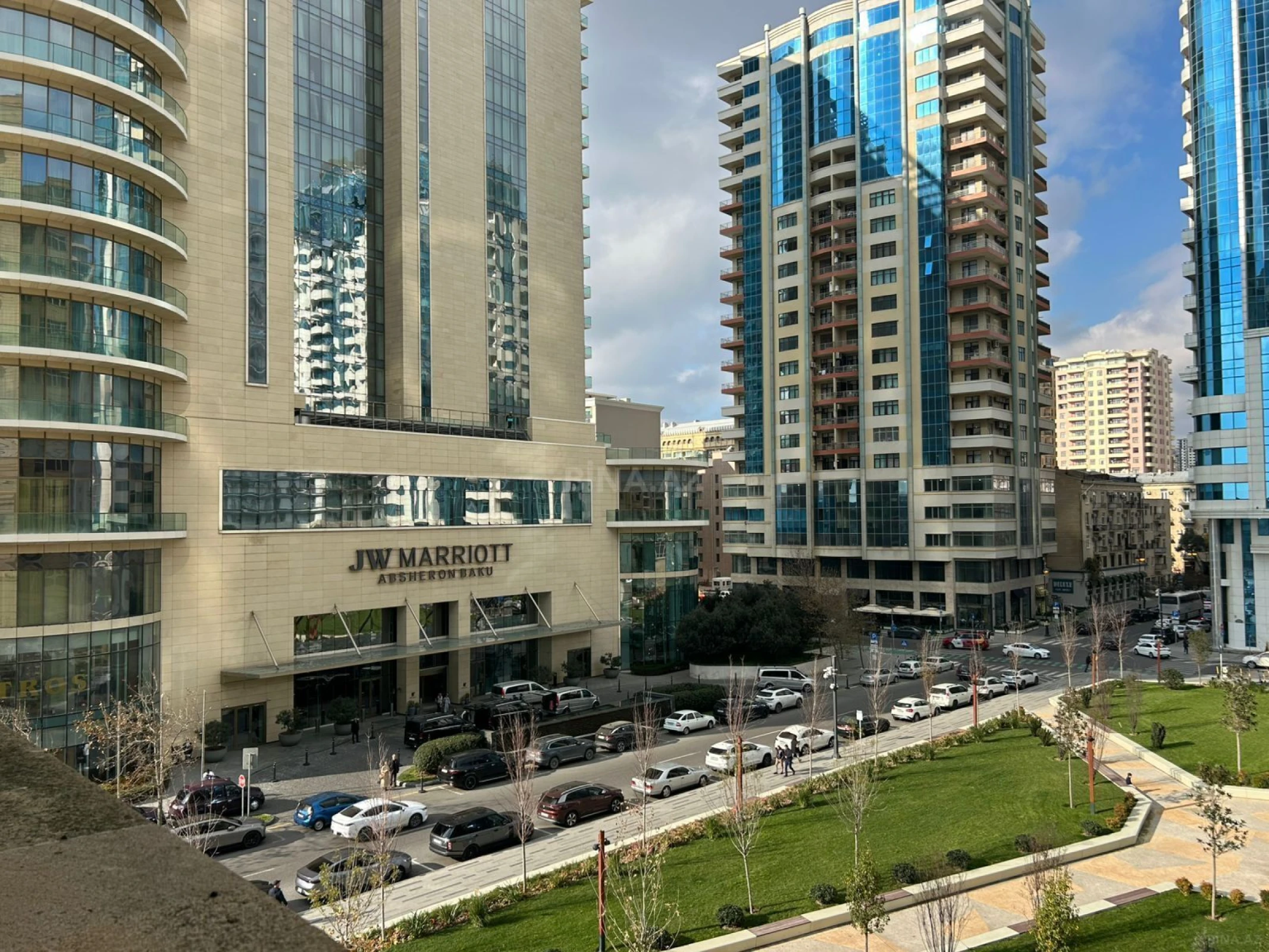 Satılır 4 otaqlı mənzil 241 m²