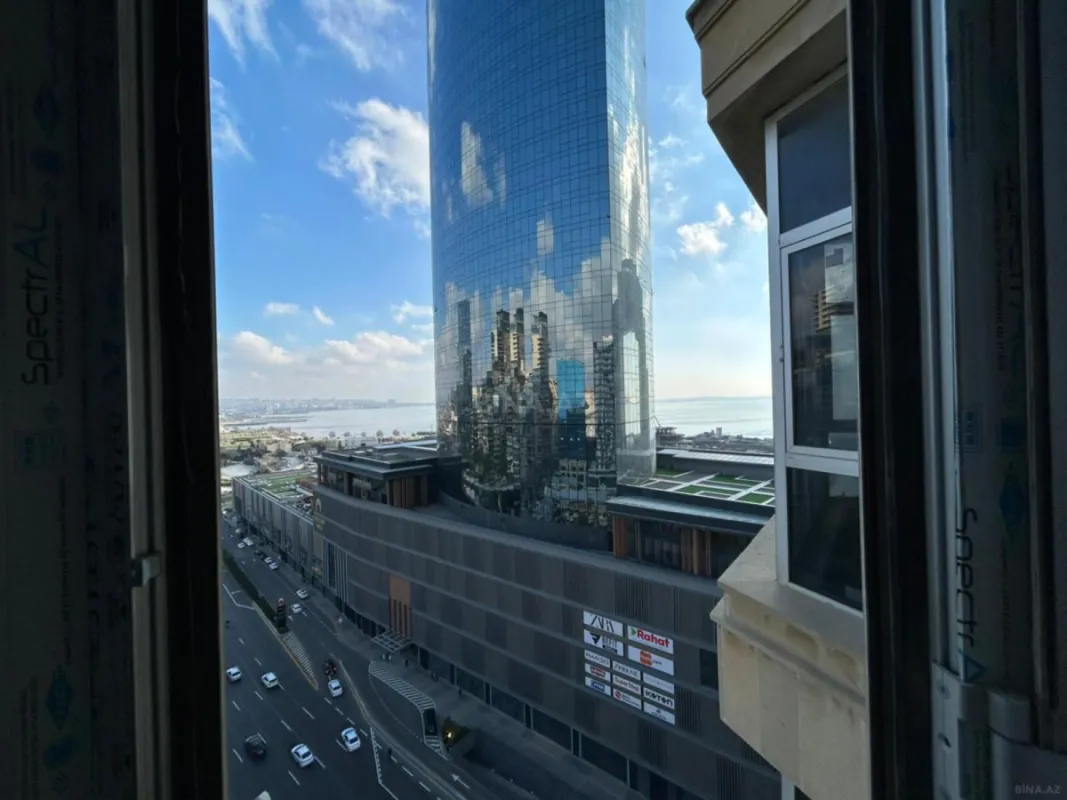 Satılır 4 otaqlı mənzil 241 m²