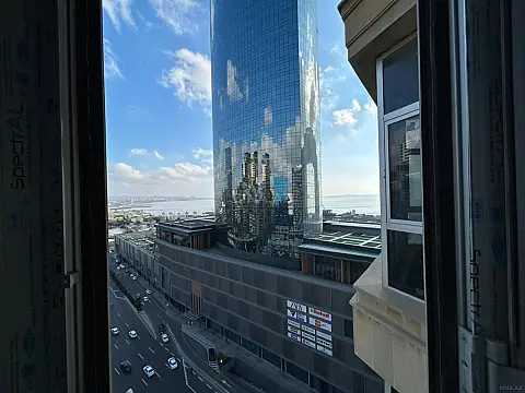 Satılır 4 otaqlı mənzil 241 m²