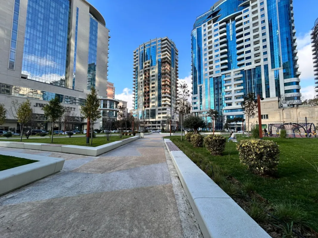 Satılır 4 otaqlı mənzil 241 m²