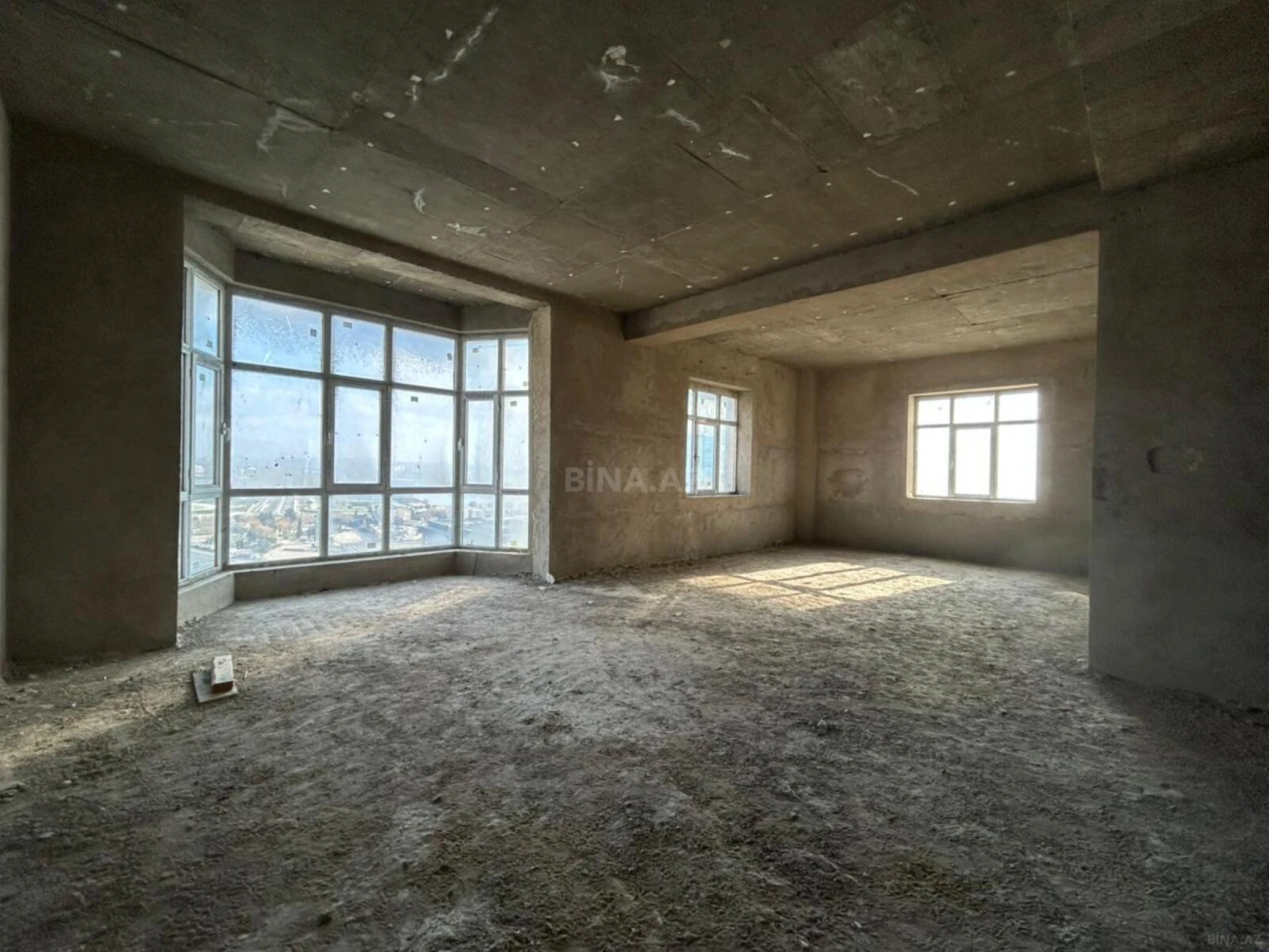 Satılır 4 otaqlı mənzil 241 m²