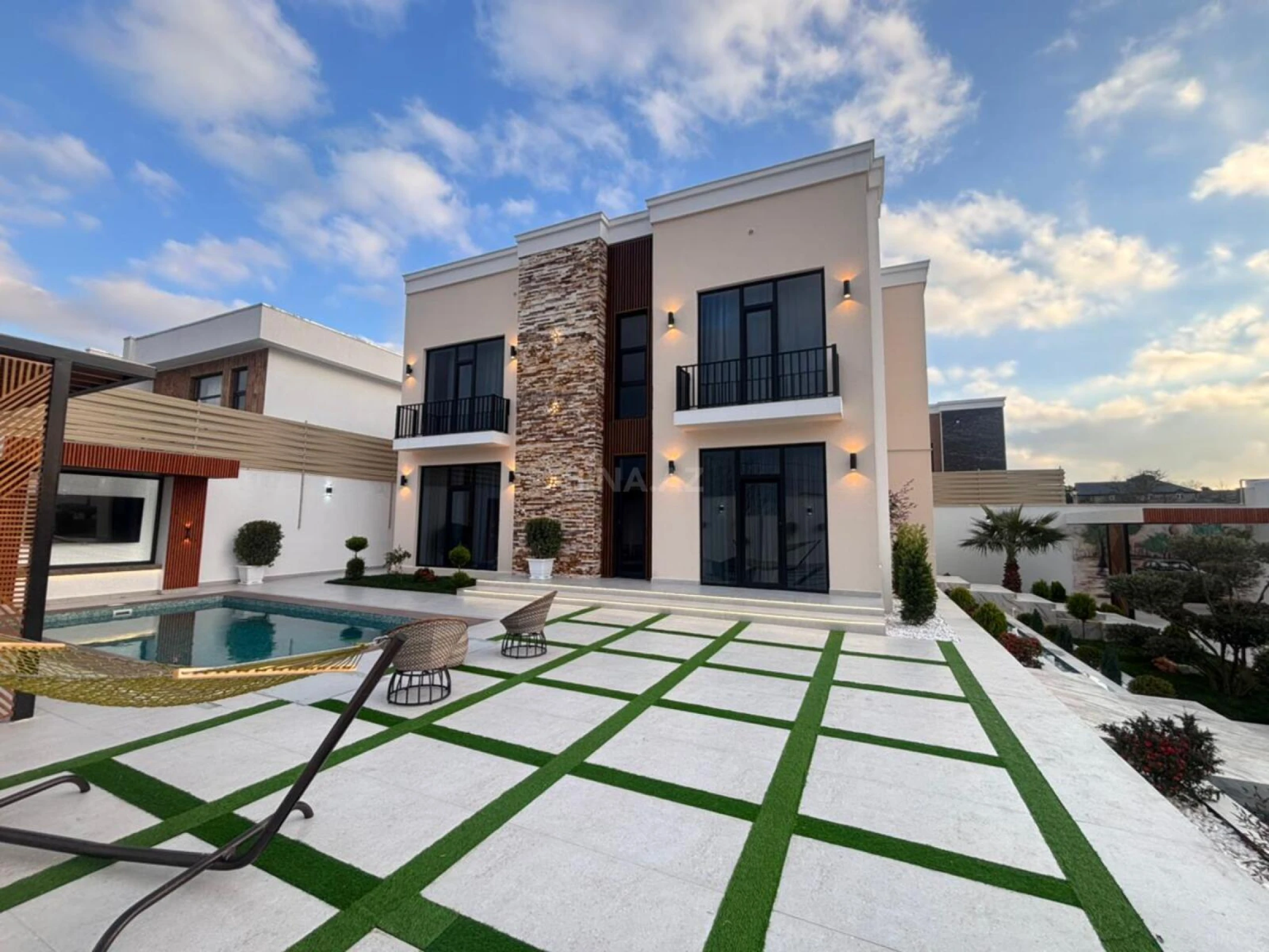 Satılır 5 otaqlı həyət evi 290 m²