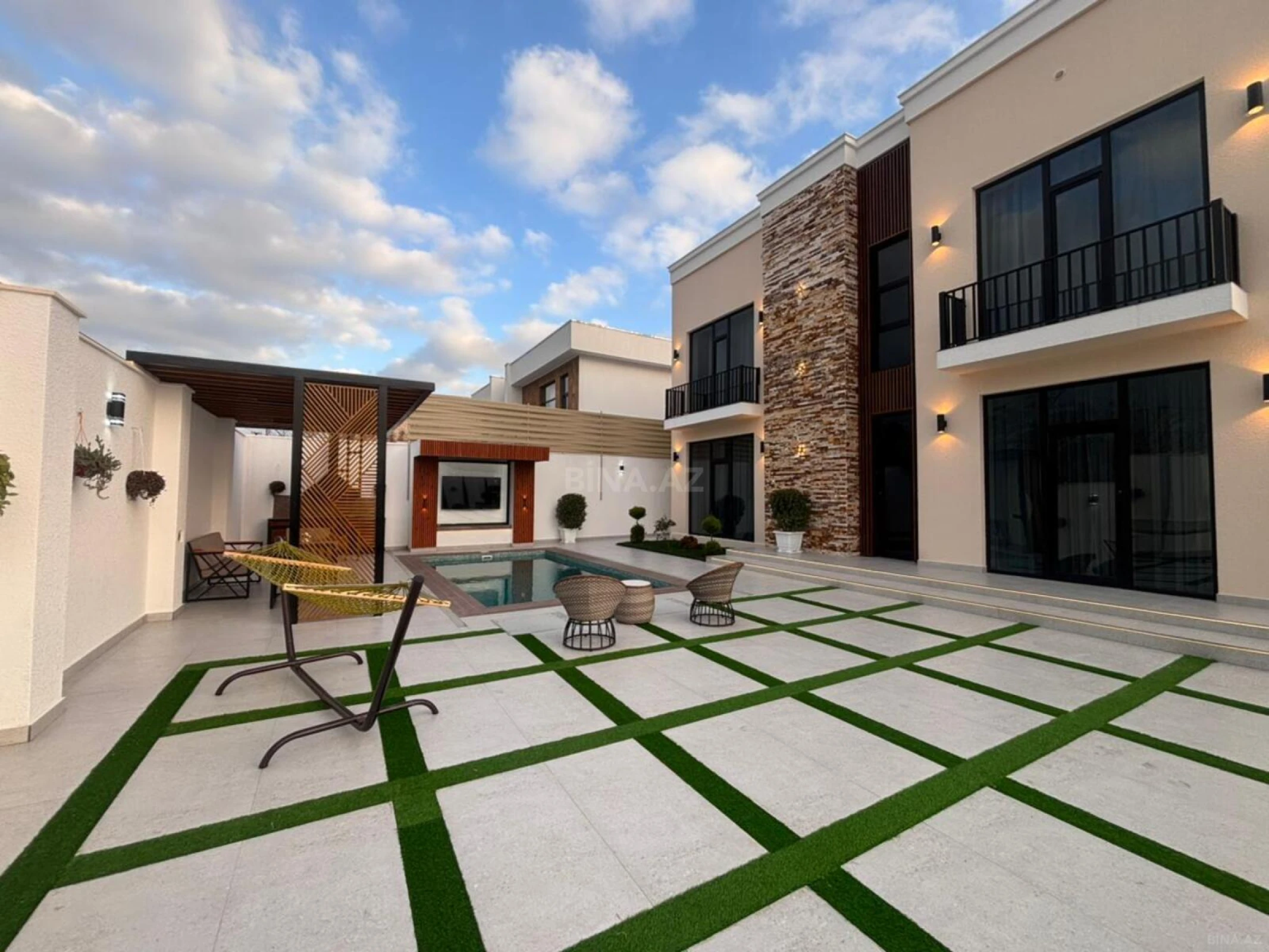 Satılır 5 otaqlı həyət evi 290 m²