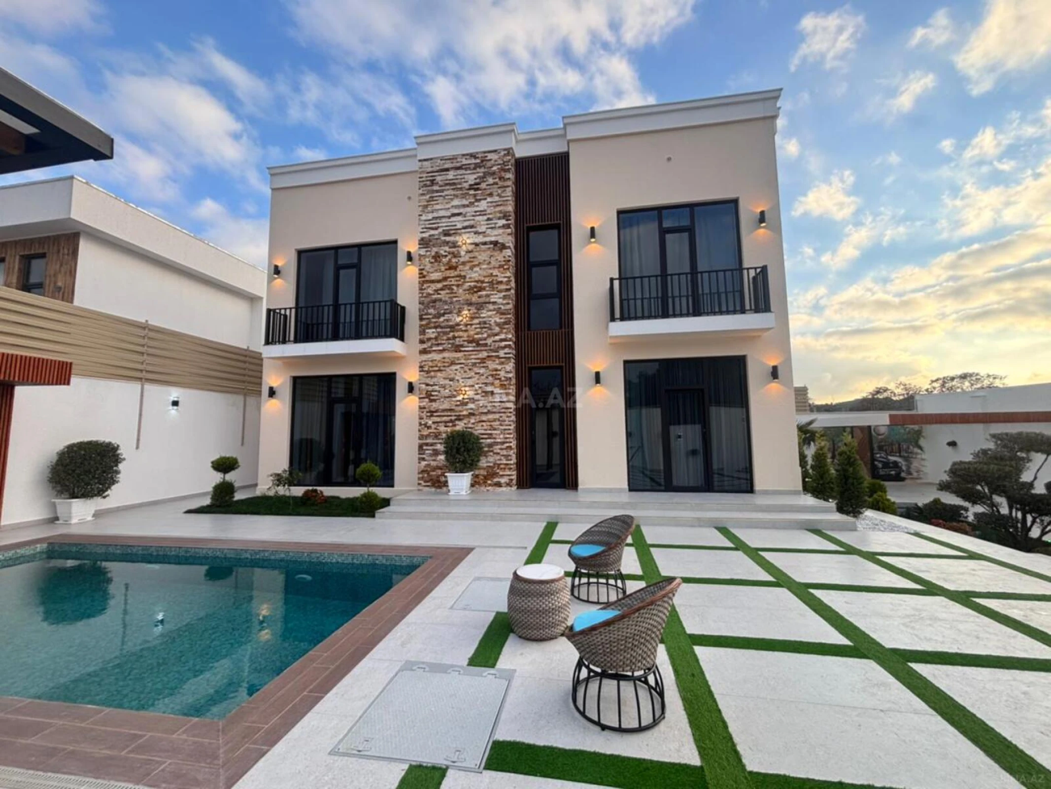 Satılır 5 otaqlı həyət evi 290 m²