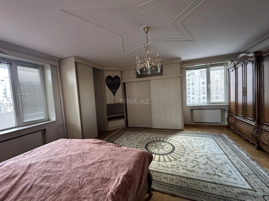 Satılır 4 otaqlı mənzil 190 m²