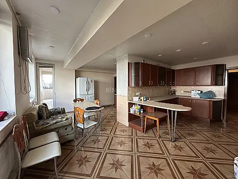 Satılır 4 otaqlı mənzil 190 m²