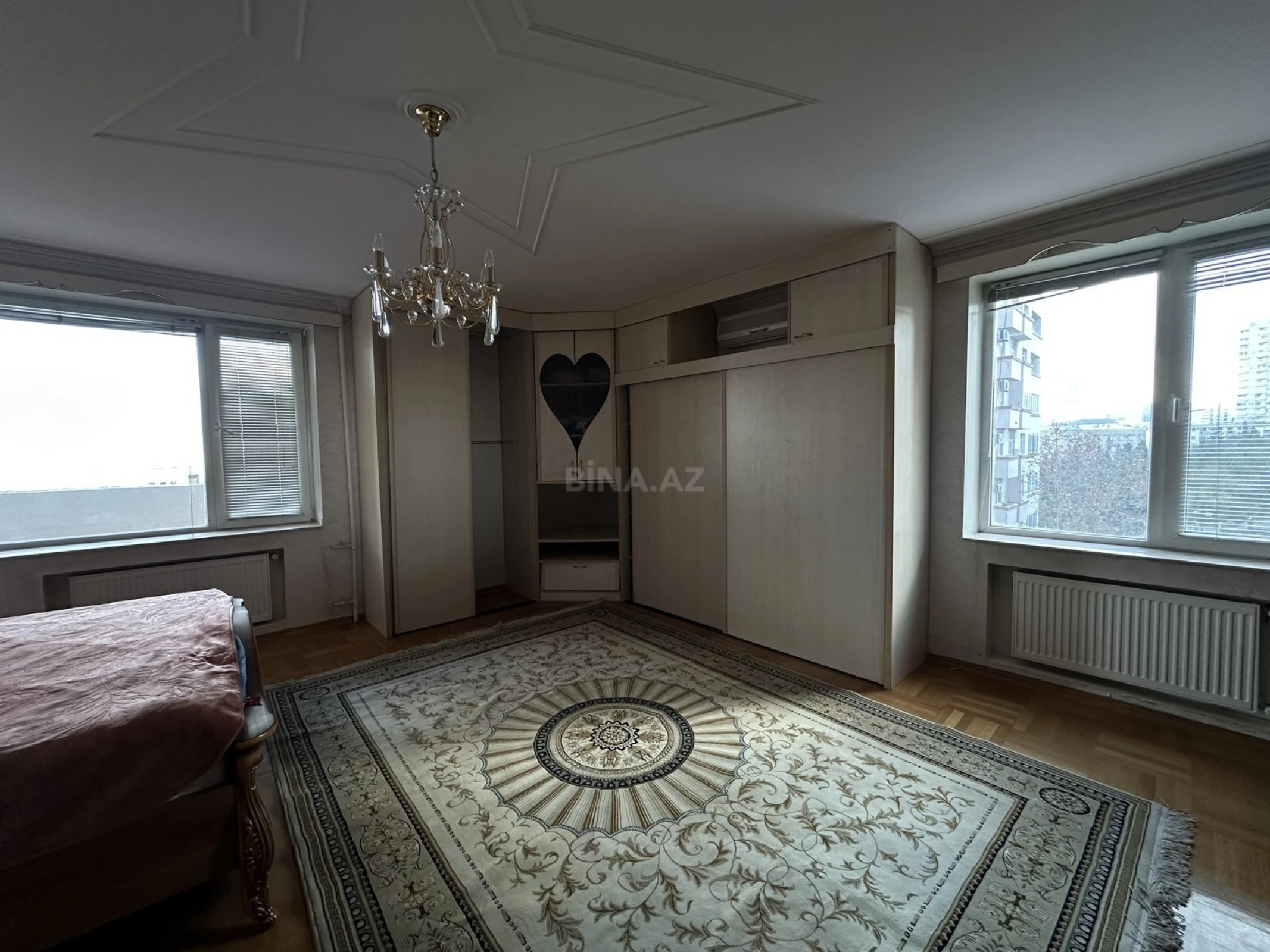 Satılır 4 otaqlı mənzil 190 m²