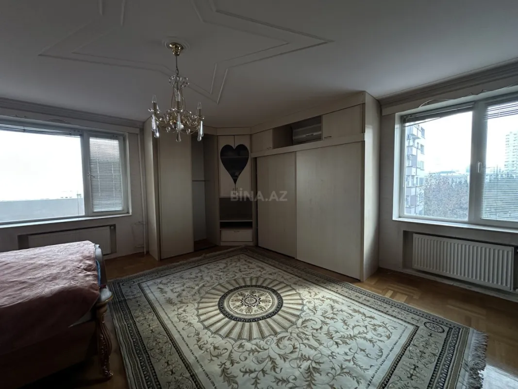 Satılır 4 otaqlı mənzil 190 m²